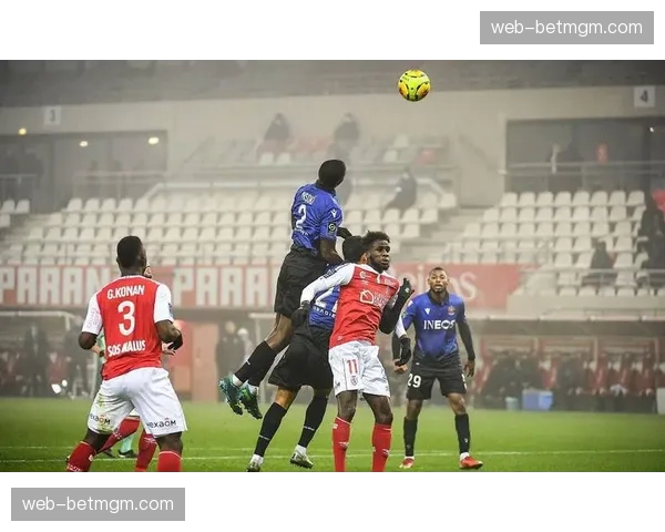 半场战报:里昂0-0兰斯,主队控球率超七成但未创造绝对机会 半场战报:里昂0-0兰斯,主队控球率超七成但未创造绝对机会