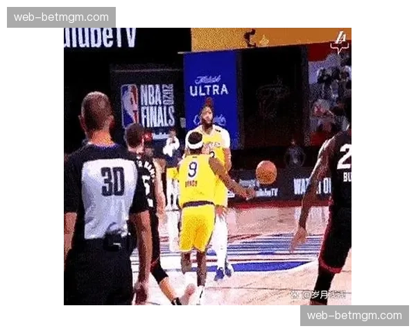 镜头捕捉：詹姆斯在暂停期间为克里斯蒂讲解防守站位