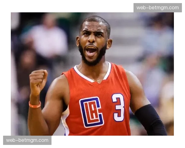 特写：告别之战，克里斯·保罗在主场观众起立鼓掌中离场