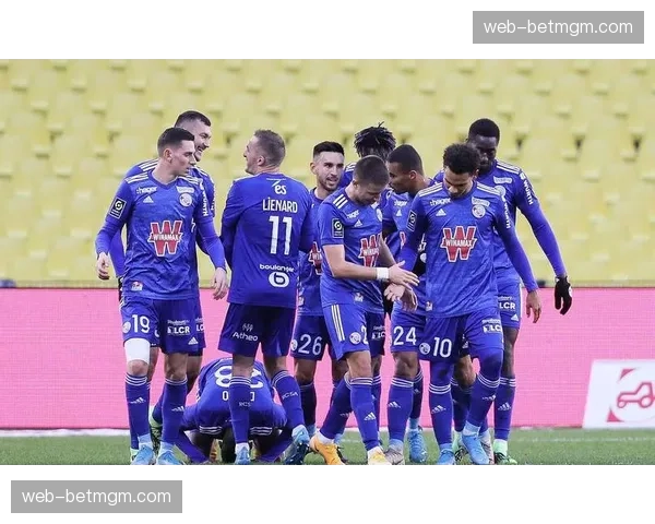 角球攻防中，斯特拉斯堡中卫力压对方两人将球顶入网窝